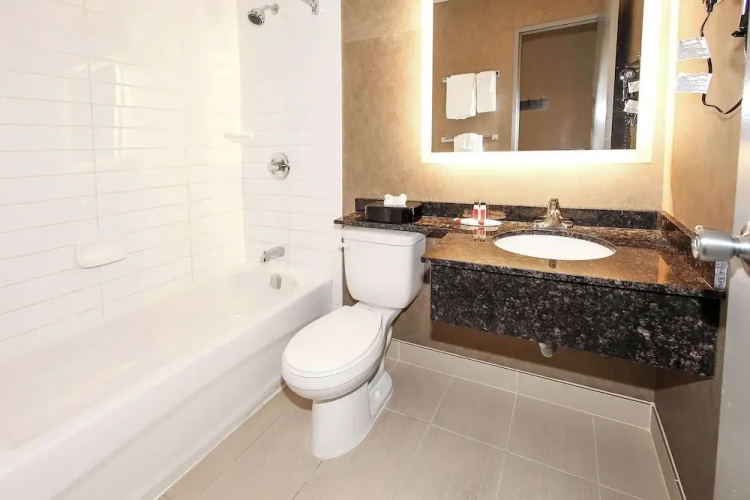 Howard Johnson Express Inn - Winnipeg West