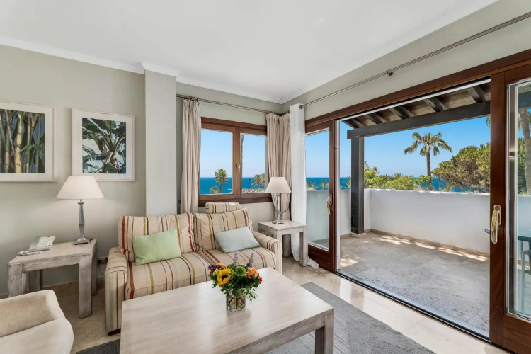 Suite with sea views within Hotel Puente Romano Marbella