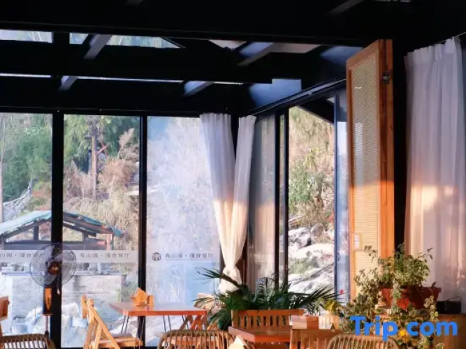 Wanfenglin mountain Pavilion inn