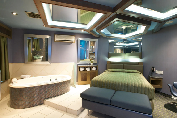 Le Chabrol Hotel & Suites