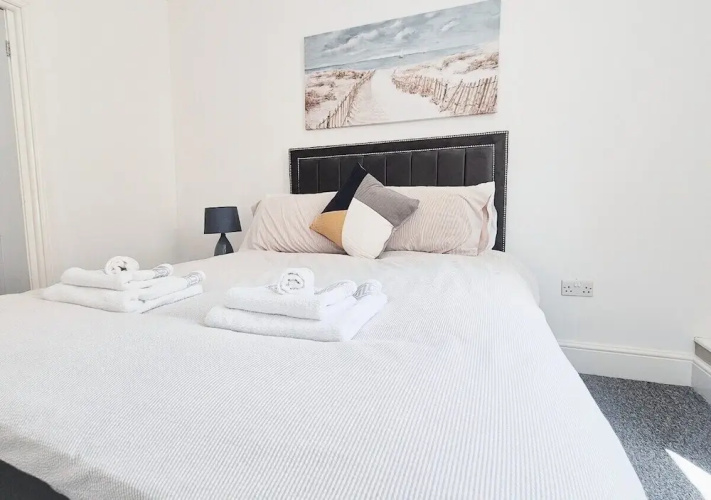 Stylish & Modern 2BR Flat