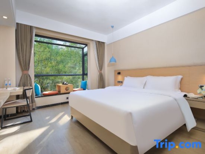 Standard Double room with street view
