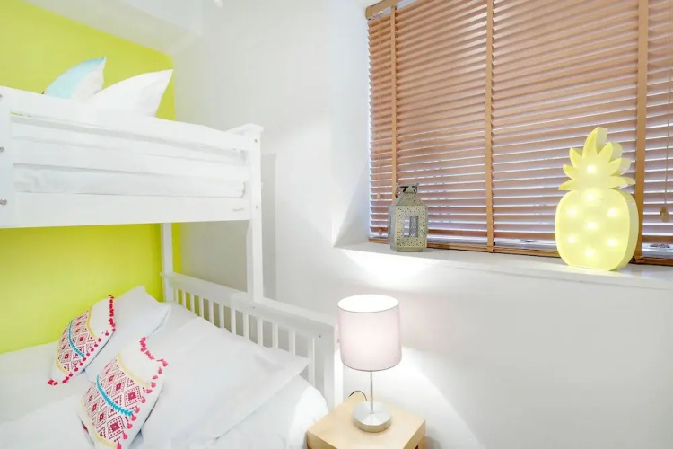 Brighton Getaways-Seaside Patio Apt