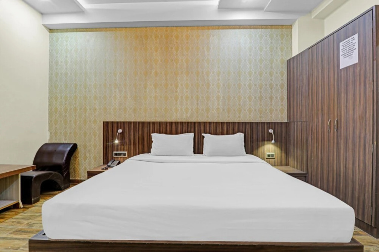 OYO 6844 Hotel Sam Inn