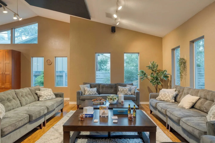 Sleeps 18! Game Room, Deck w/ Firepit, 5bdr, Casita Cedar & Stone by Avantstay