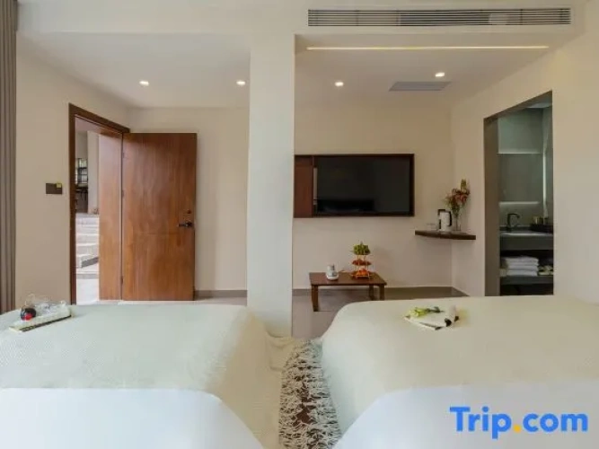 Standard Twin room with courtyard view