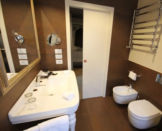 Deluxe Double room with balcony and with canal view