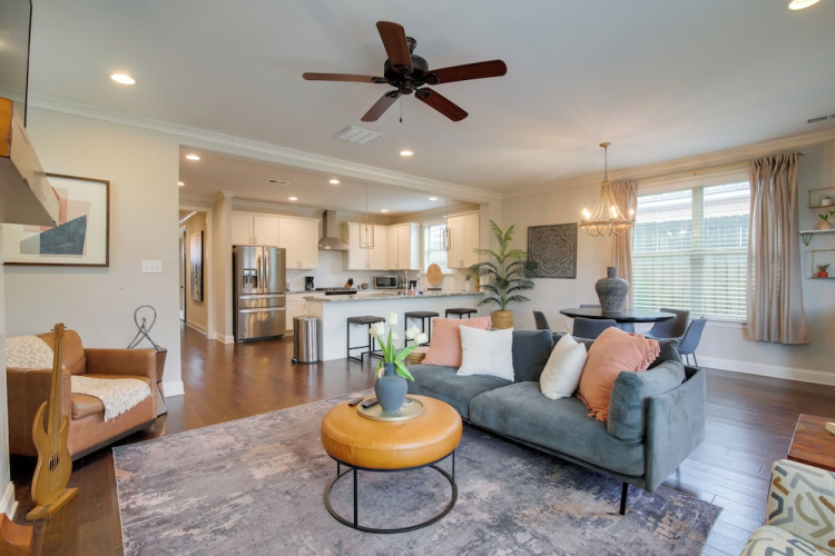 Hot Tub + Pool Table! Walkable Stay in Midtown MEM