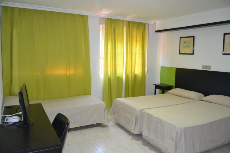 Standard Triple room
