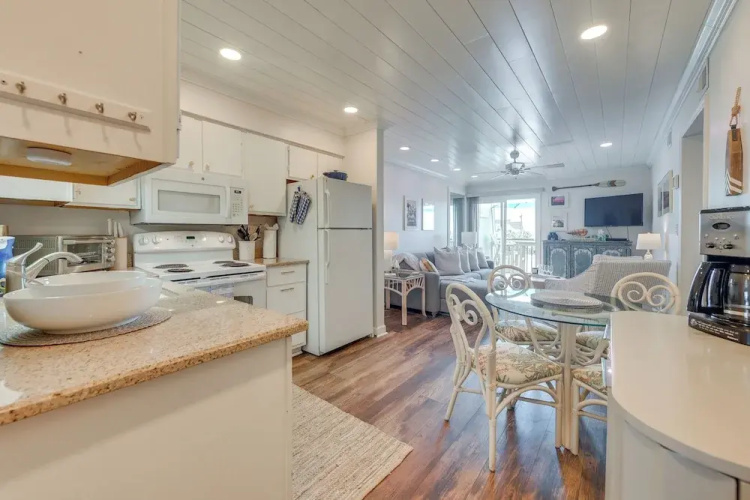 Walk to Beach & Marsh: Condo in Murrells Inlet