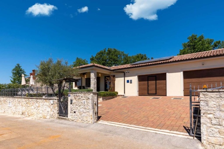 3 Bedrooms Villa