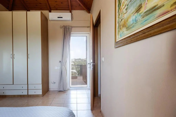 Villa Evie's -Spacious -4 apt'ς -with heated pool