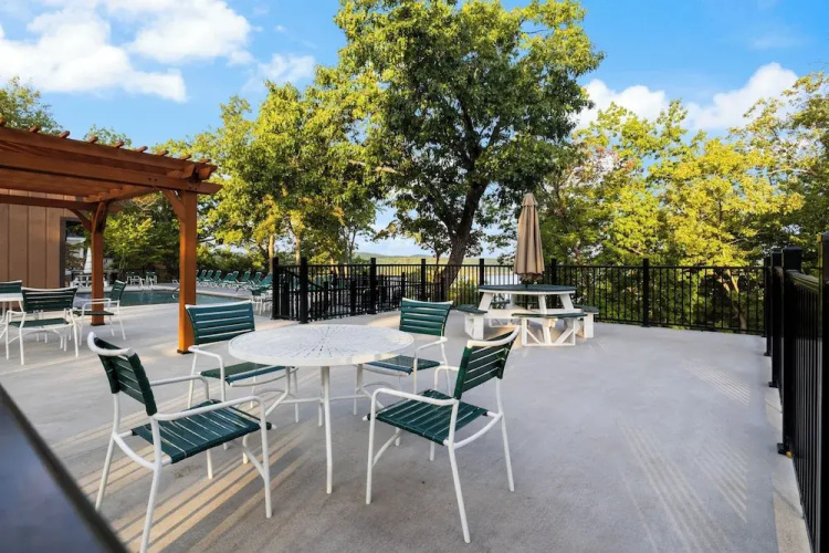 Studio Room w/ Pools, Private Deck -close to Water