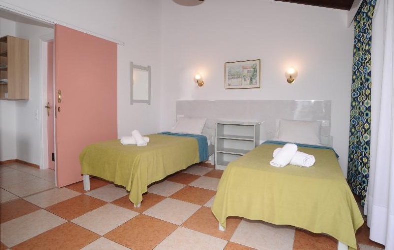 2 Bedrooms Quadruple Apartment with balcony