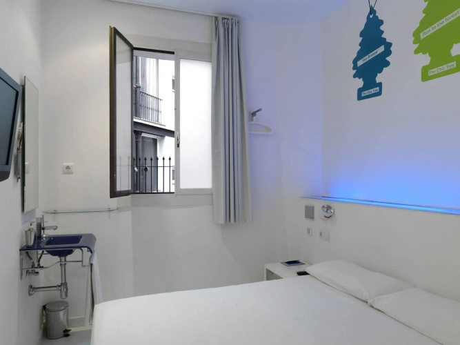 Chic & Basic Tallers Hostal