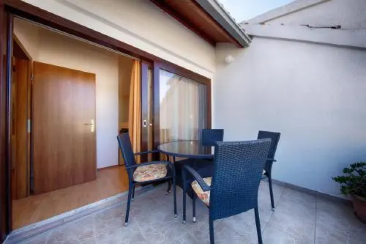 Apartments and Rooms Dis