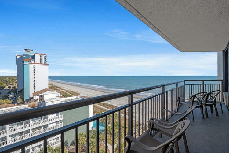 1 Bedroom Standard room with balcony and with partial ocean view