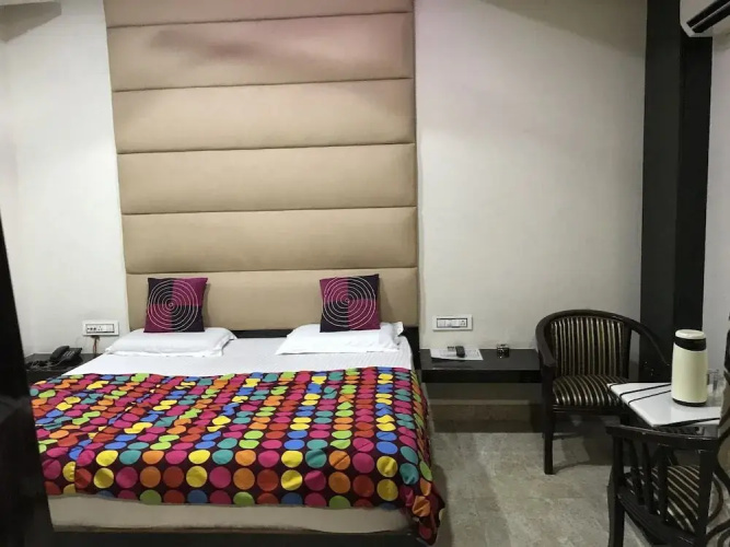 Oyo 27864 Hotel Samrat