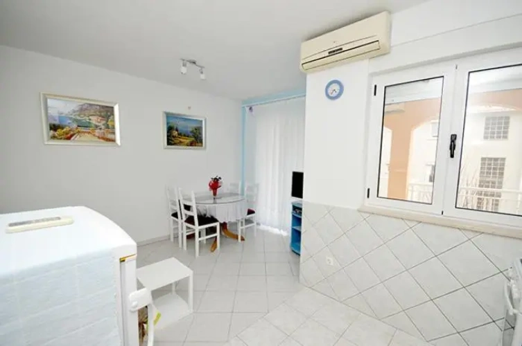 Apartment with balcony and with sea view