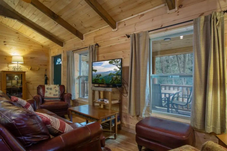 Creekside Log Cabin in Pisgah Forest