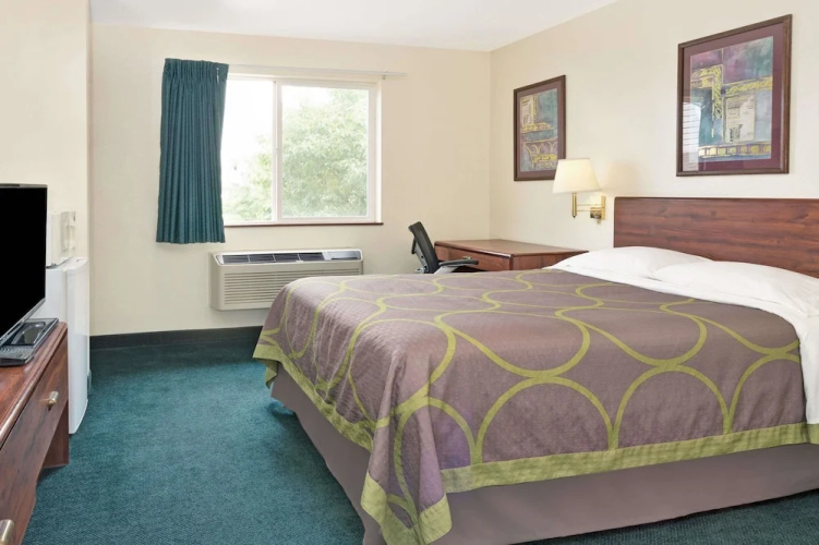 Super 8 Windsor