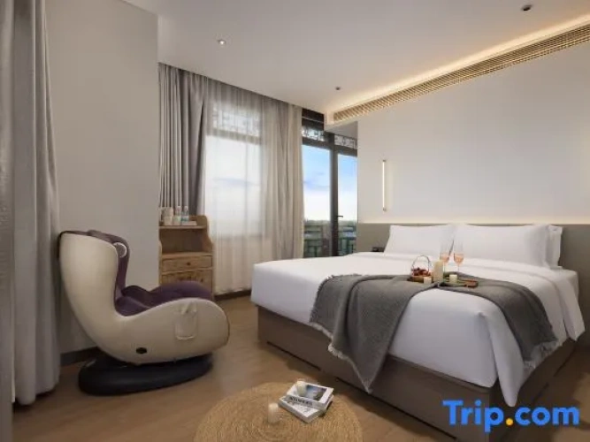 1 Bedroom Suite with balcony and with lake view
