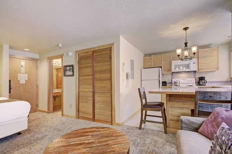 Stay Slopeside At Peak 9, Cozy Studio Steps To Apres& Dining Studio Bedroom Condo by RedAwning