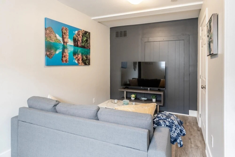 Modern Rustic 1BR Boutique Apt Within DT Hamilton