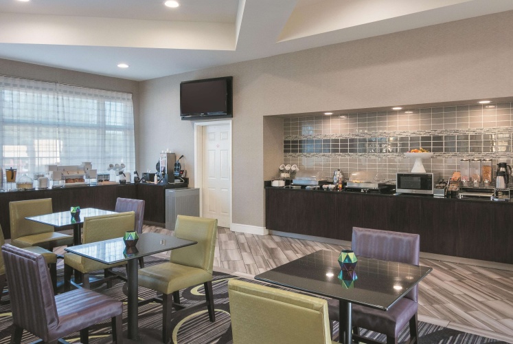 La Quinta Inn & Suites by Wyndham Orlando Airport North photo 27