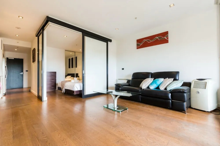 Cleo, 1BDR St Kilda Apartment