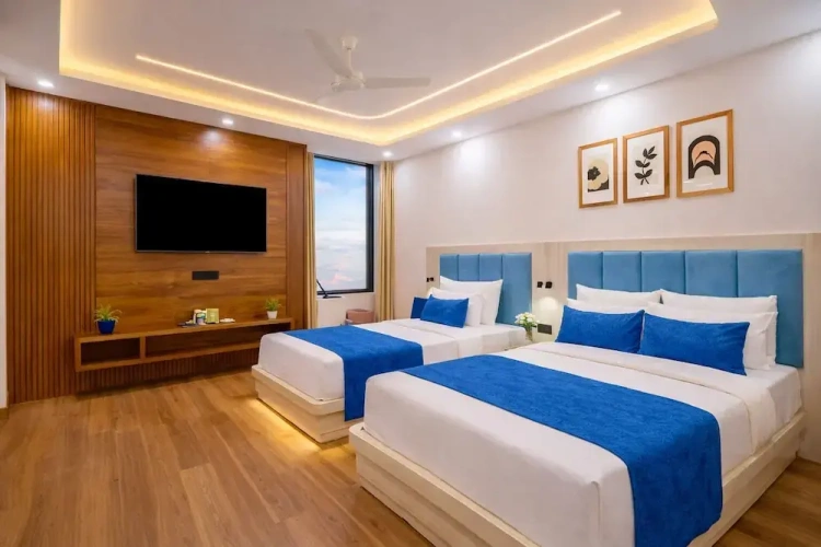 Premium Triple room with city view