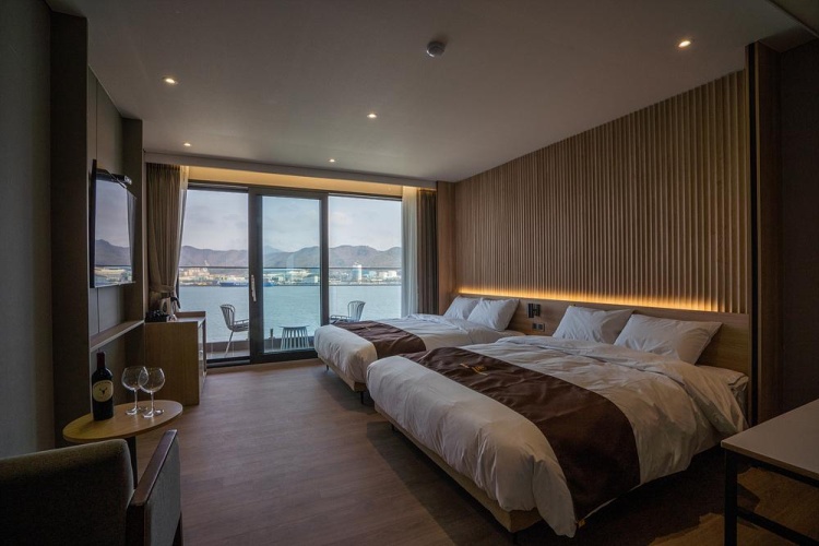 Standard Double room with city view