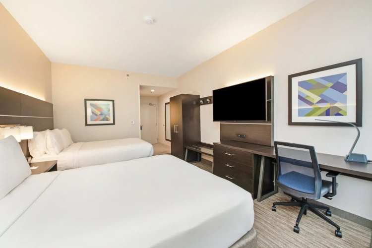 Holiday Inn Express & Suites Delafield by IHG