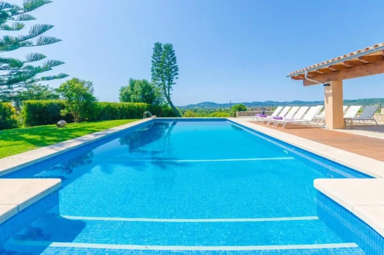 5 Bedrooms Villa