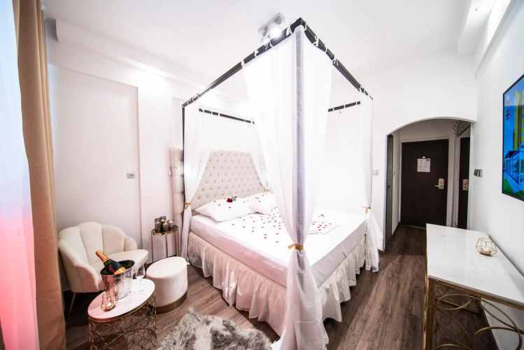 Hotel Aura Design & Garden Pool