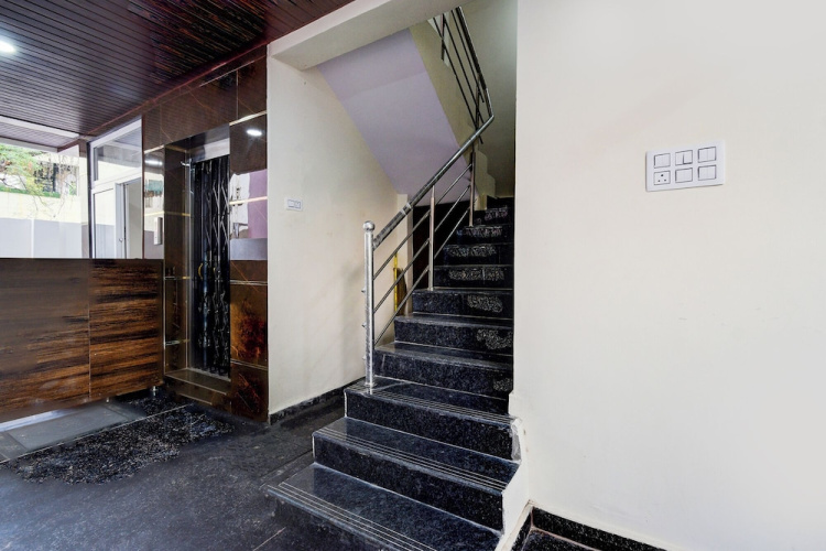 Fabhotel Golden City Inn