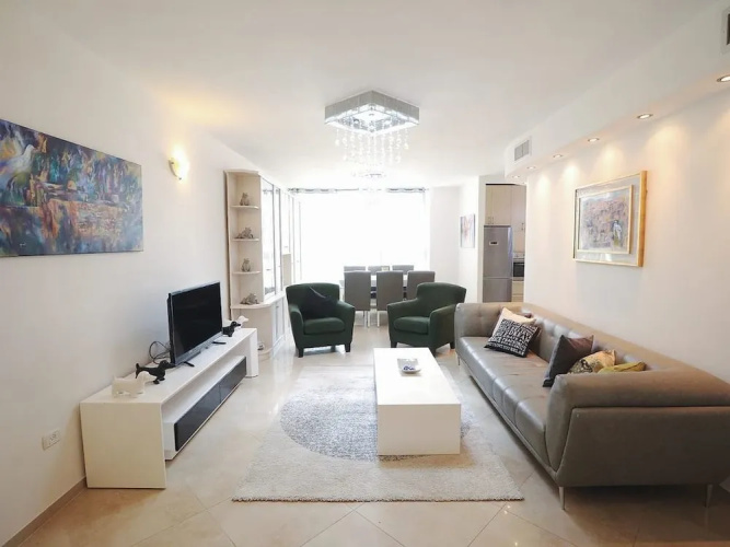 Art Apartment near Mamila