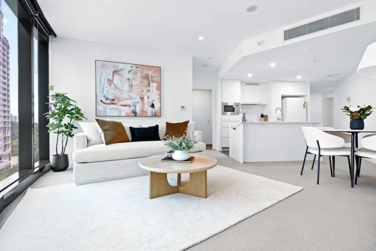 CBD High-rise 1-bed With Pool, Gym & Views