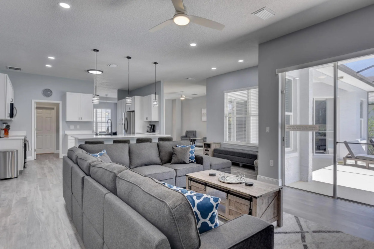 Brand New Remodeled Golf Course Pool & Spa Home, Davenport, US