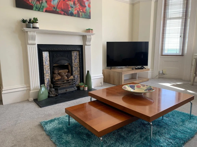 Beach Front 2-bed Apartment With Deck & BBQ