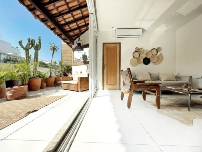 3 Bedrooms Penthouse Apartment with balcony