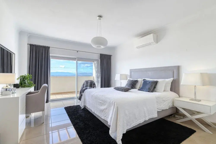 7 Boa Nova Immaculately Presented TWO Storey TOW