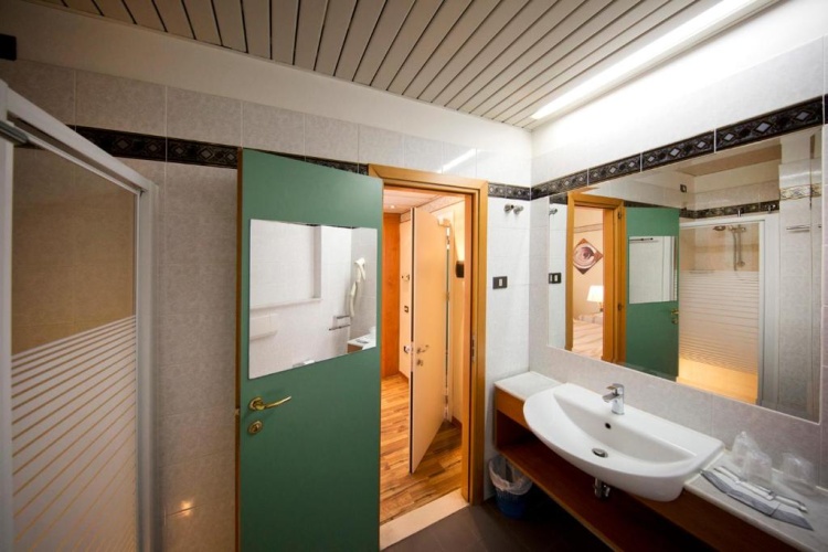 Standard Triple room