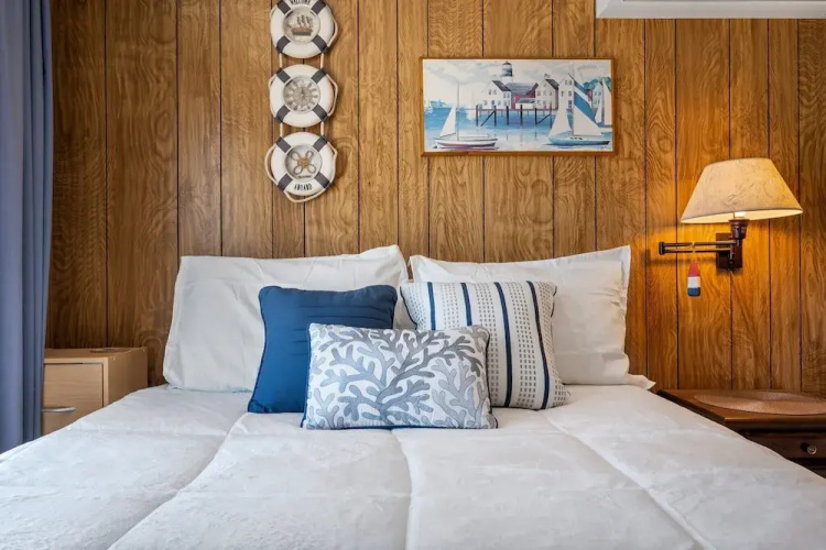 Beachfront Pet Friendly Sleeps 15 Bbq!