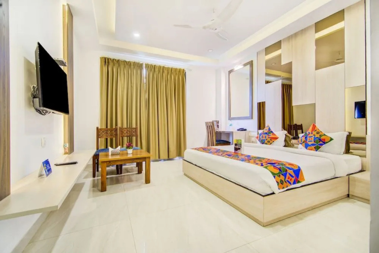 Fabhotel Yellow