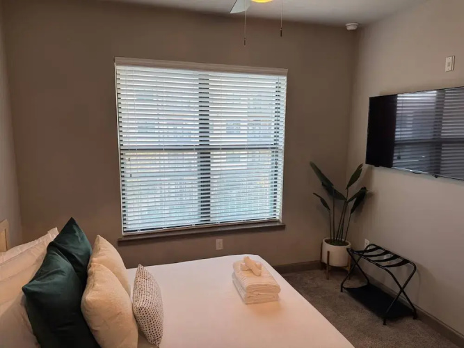 Ebony Ivory Midtown King Bed