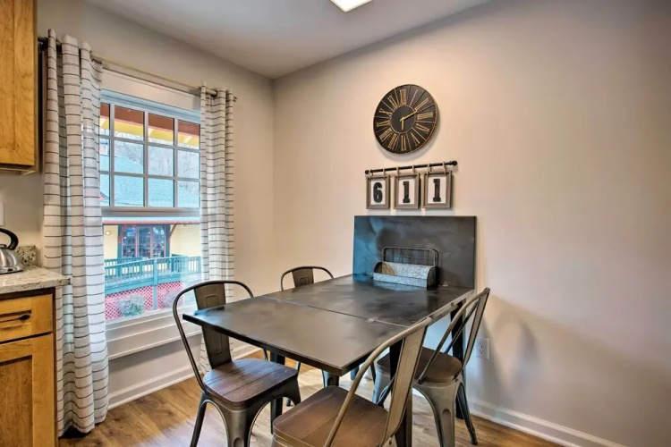 Walk to Main Street Eats: Remodeled Saluda Apt
