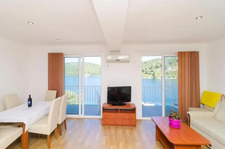 2 Bedrooms Royal Apartment with balcony and with sea view
