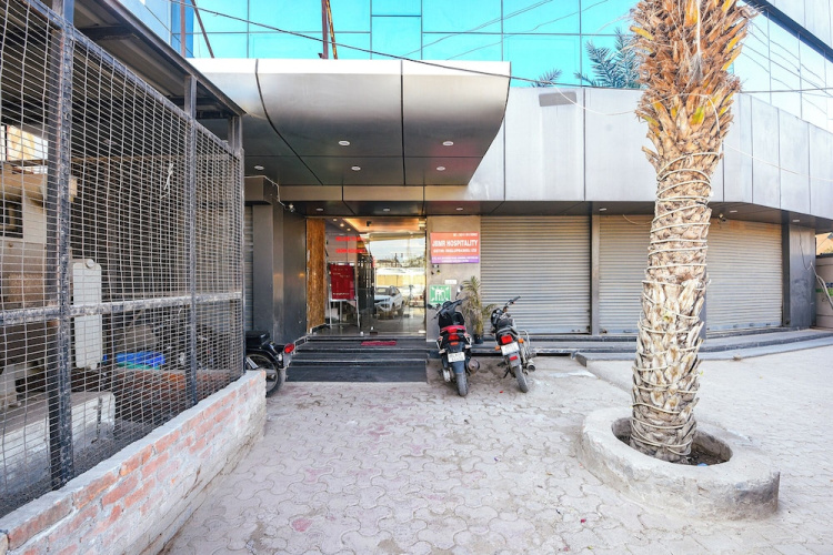 Fabhotel Crown Residency - Near Lakhani Armaan Metro Station - 法裡達巴德