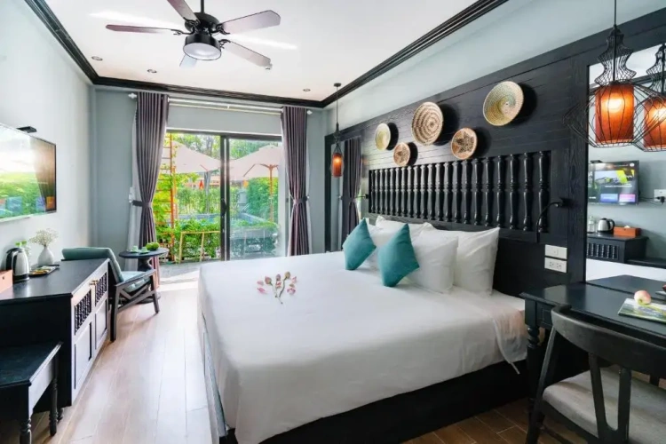 Deluxe Double room with pool view